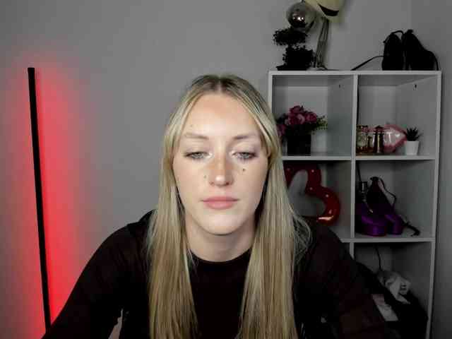 EvelynBlond26 webcam