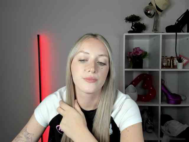 EvelynBlond26 webcam