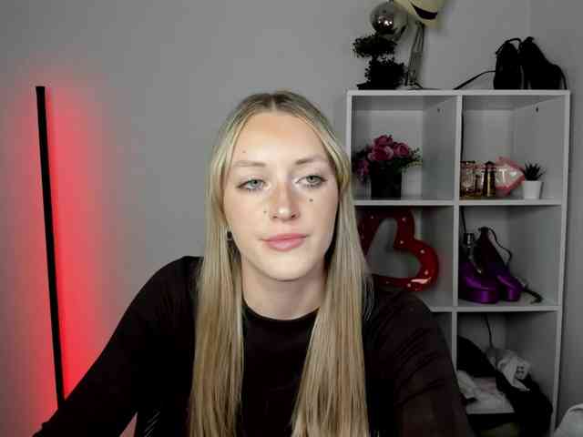 Model: EvelynBlond26