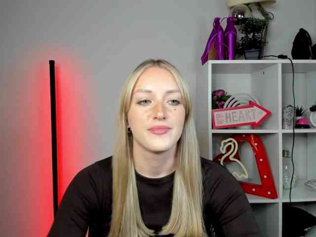 EvelynBlond26 webcam