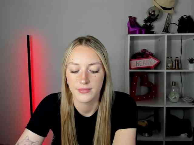 EvelynBlond26 webcam