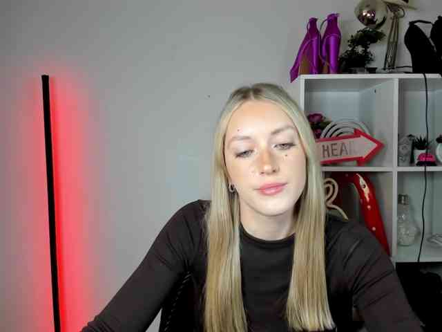 EvelynBlond26 webcam