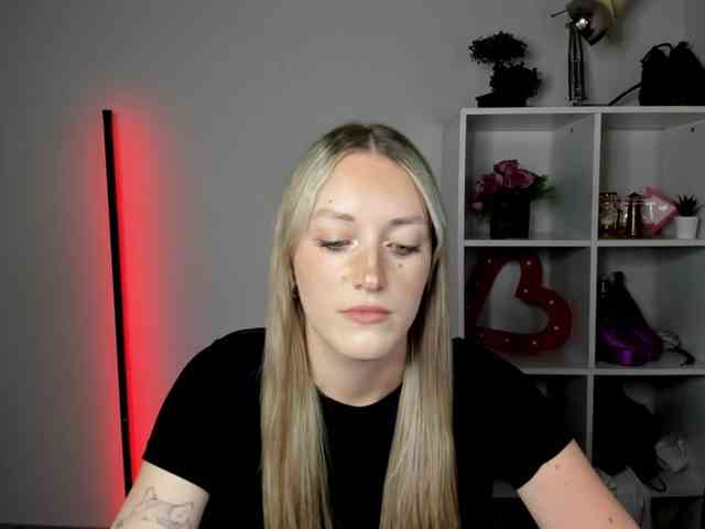 EvelynBlond26 webcam
