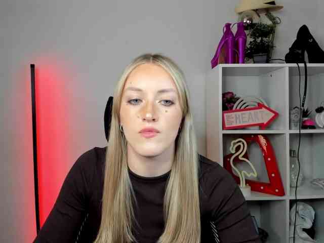 EvelynBlond26 webcam