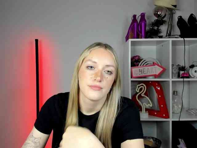 EvelynBlond26 webcam