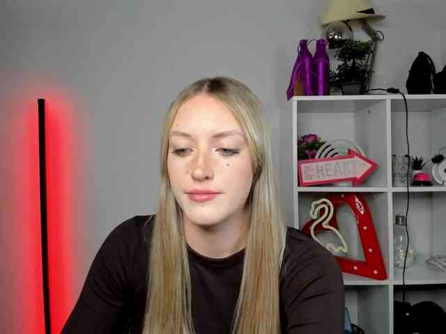 Model: EvelynBlond26