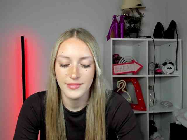 EvelynBlond26 webcam