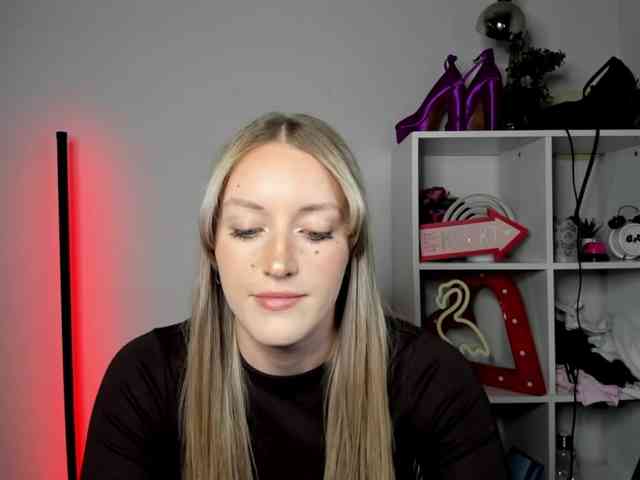 EvelynBlond26 webcam