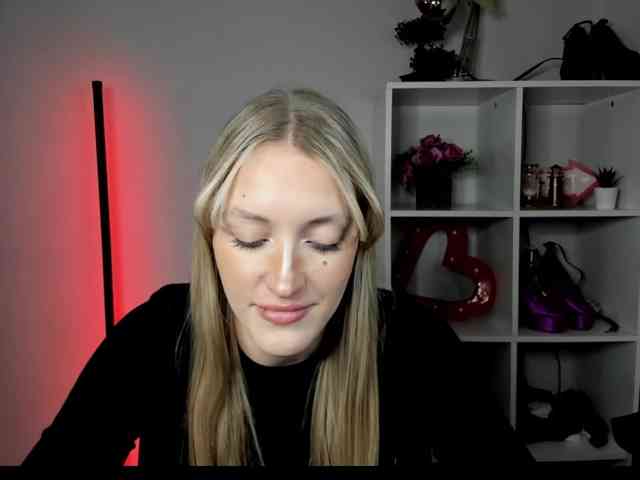 EvelynBlond26 webcam