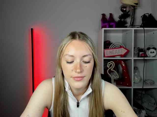 EvelynBlond26 webcam