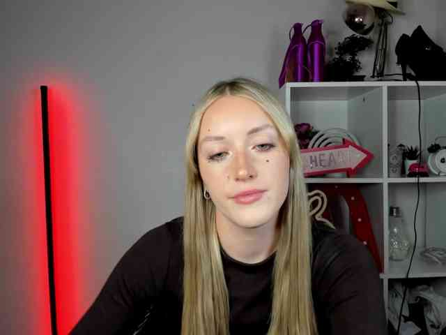 EvelynBlond26 webcam