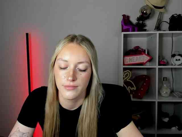 EvelynBlond26 webcam