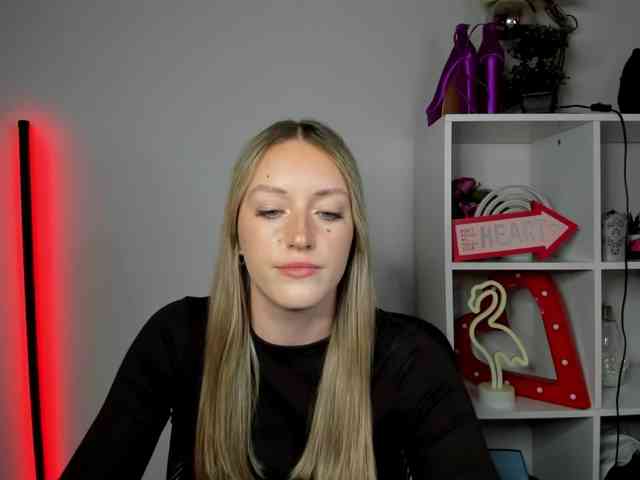 EvelynBlond26 webcam