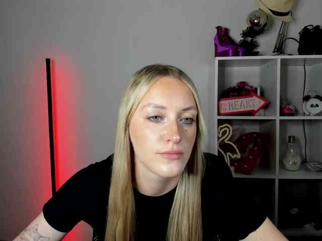 EvelynBlond26 webcam