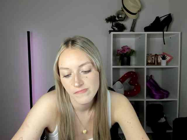 EvelynBlond26 webcam