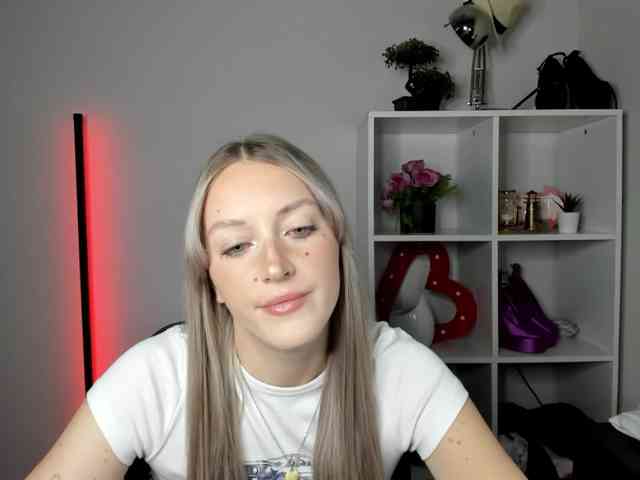 EvelynBlond26 webcam