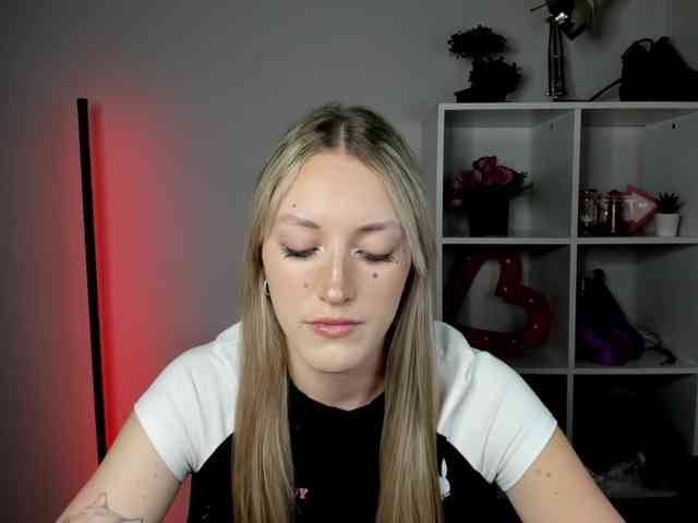EvelynBlond26 webcam