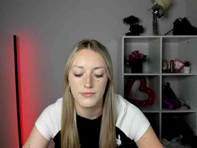 EvelynBlond26 webcam
