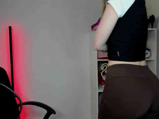 EvelynBlond26 webcam