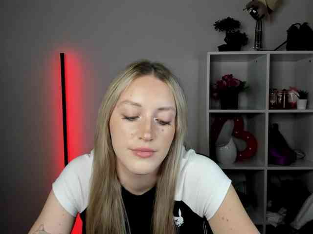 EvelynBlond26 webcam