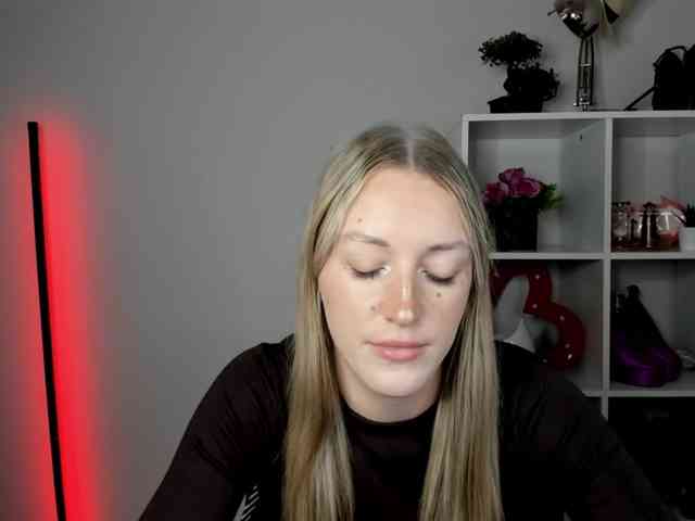 EvelynBlond26 webcam