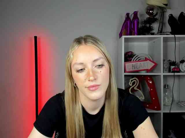 EvelynBlond26 webcam