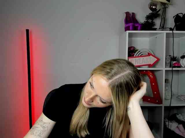 EvelynBlond26