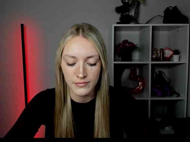 Model: EvelynBlond26