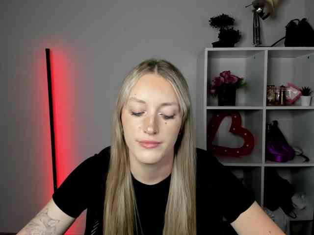 EvelynBlond26 webcam