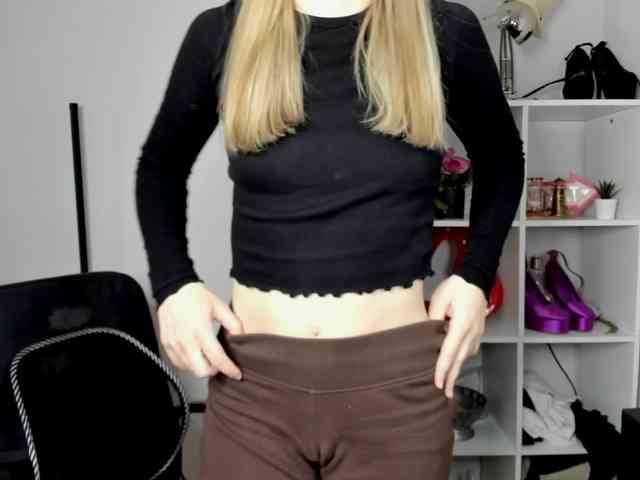 EvelynBlond26 webcam