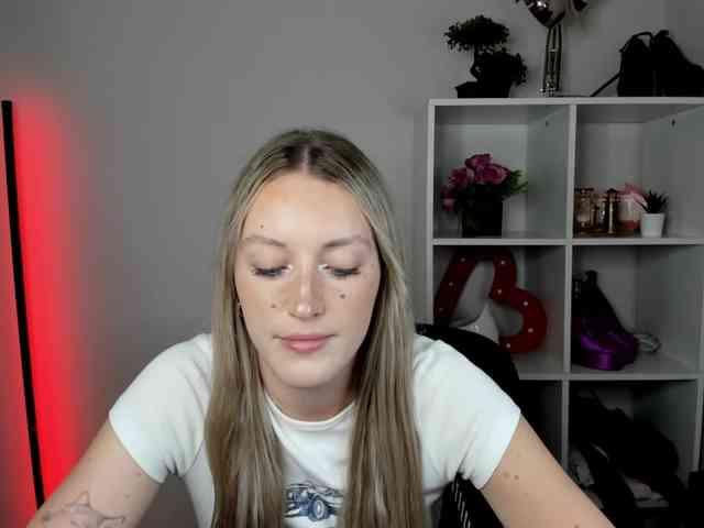 EvelynBlond26 webcam