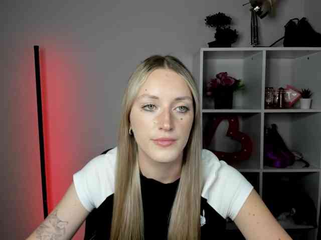 EvelynBlond26 webcam