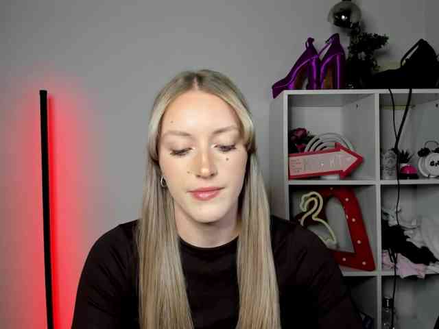 EvelynBlond26 webcam