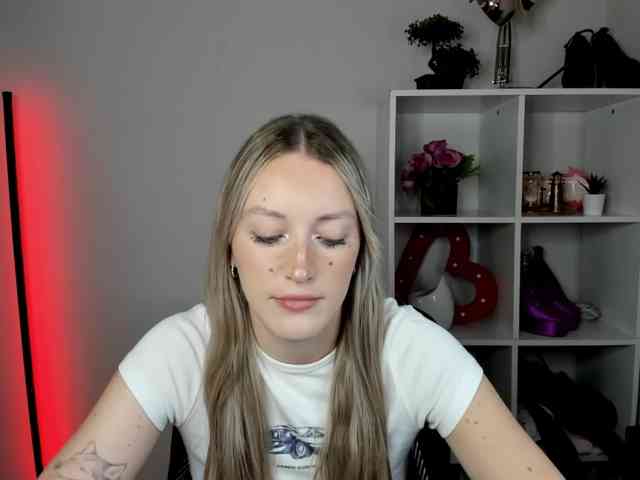 EvelynBlond26 webcam