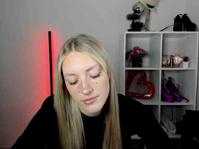 EvelynBlond26 webcam