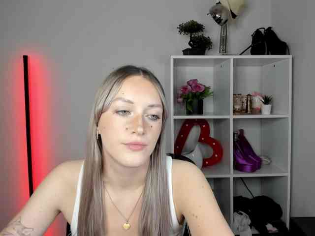 Model: EvelynBlond26