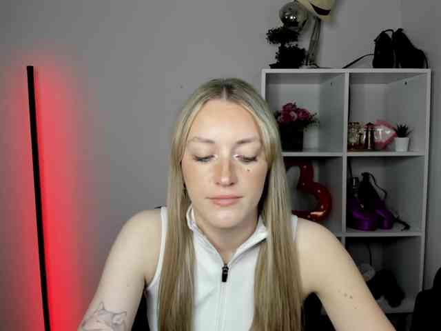 EvelynBlond26 webcam