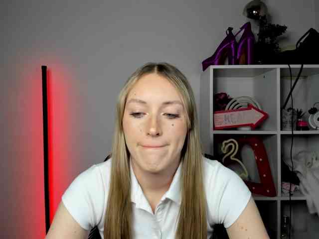 EvelynBlond26 webcam