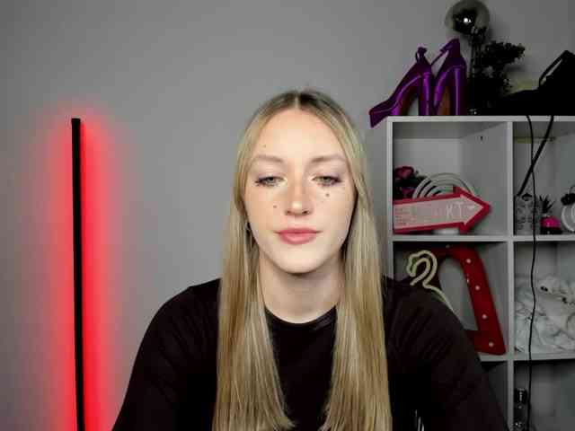 EvelynBlond26 webcam