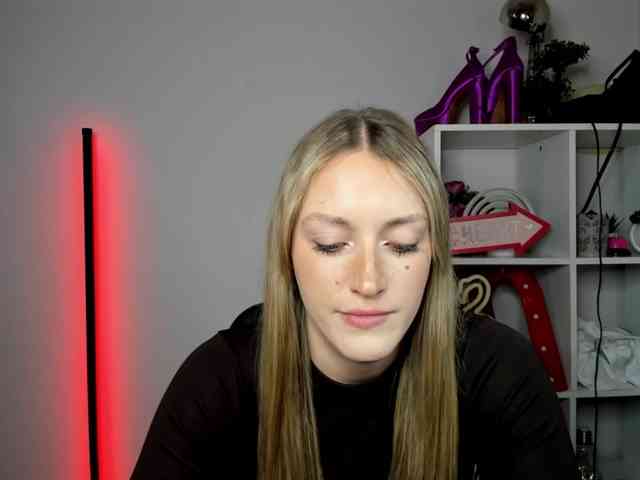 EvelynBlond26 webcam