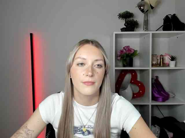 EvelynBlond26 webcam