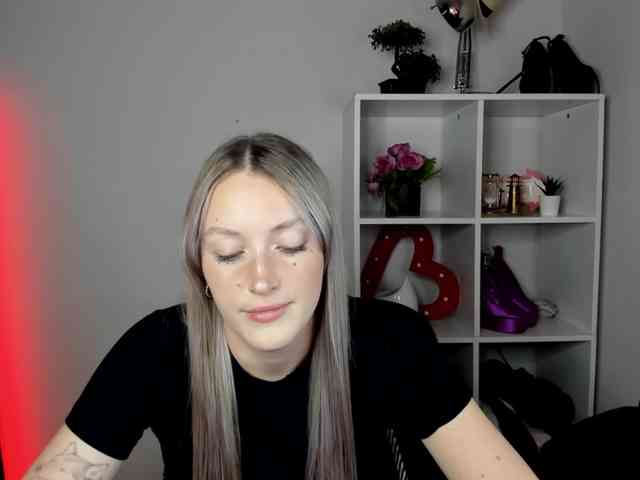 EvelynBlond26 webcam