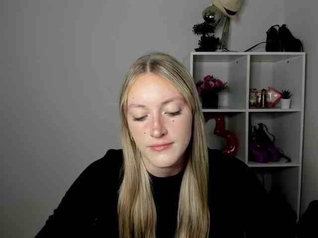 EvelynBlond26 webcam