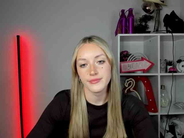 EvelynBlond26 webcam