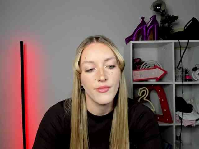 Model: EvelynBlond26