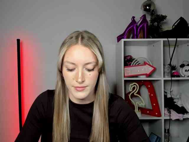 EvelynBlond26 webcam