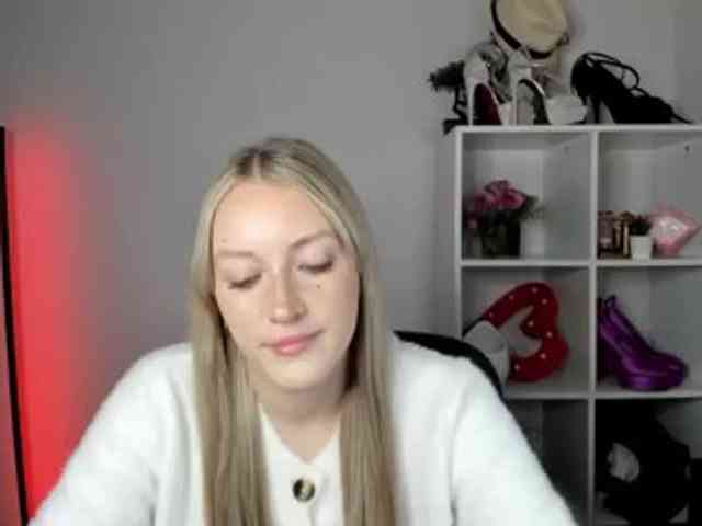 EvelynBlond26 webcam