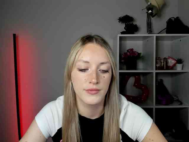 EvelynBlond26 webcam