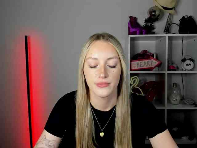 EvelynBlond26