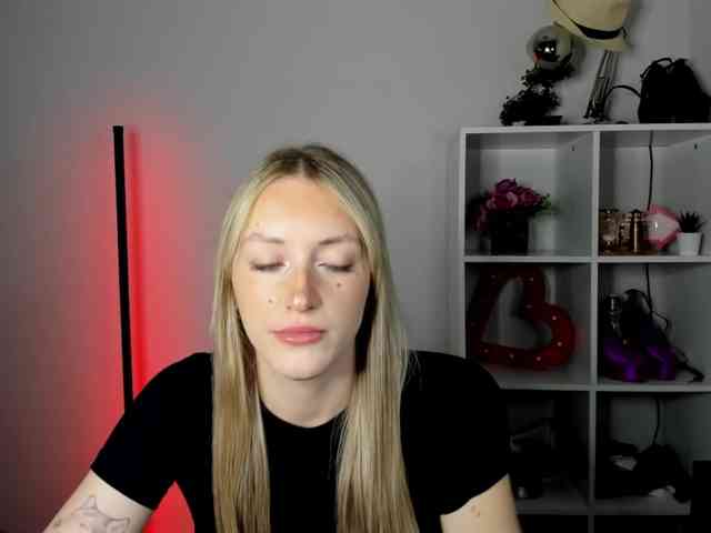 EvelynBlond26 webcam